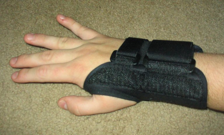 Wrist resting splint used in the treatment of carpal tunnel syndrome